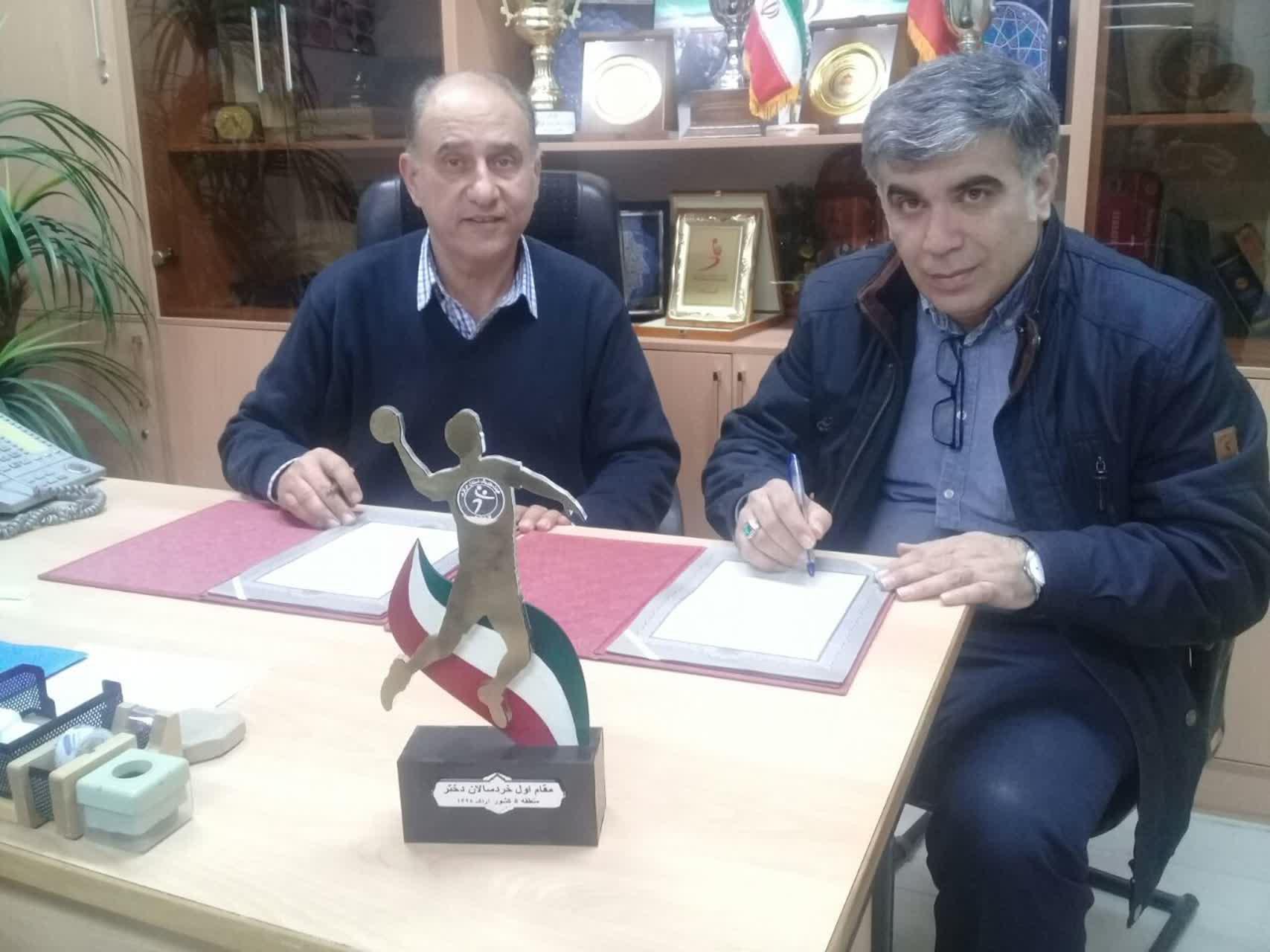 امضای تفاهمنامه هیات هندبال با باشگاه نامی نو اصفهان