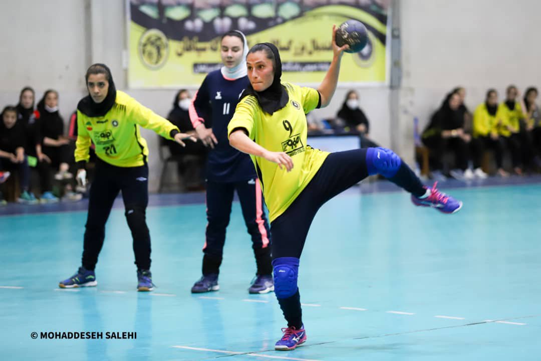 مسابقات هندبال جوانان دختر کشور/دختران سپاهان با اقتدار فینالیست شدند