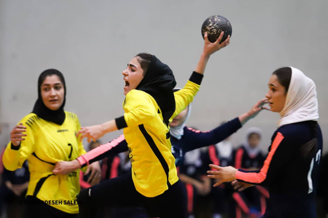 مسابقات هندبال جوانان دختر کشور/دختران سپاهان با اقتدار فینالیست شدند