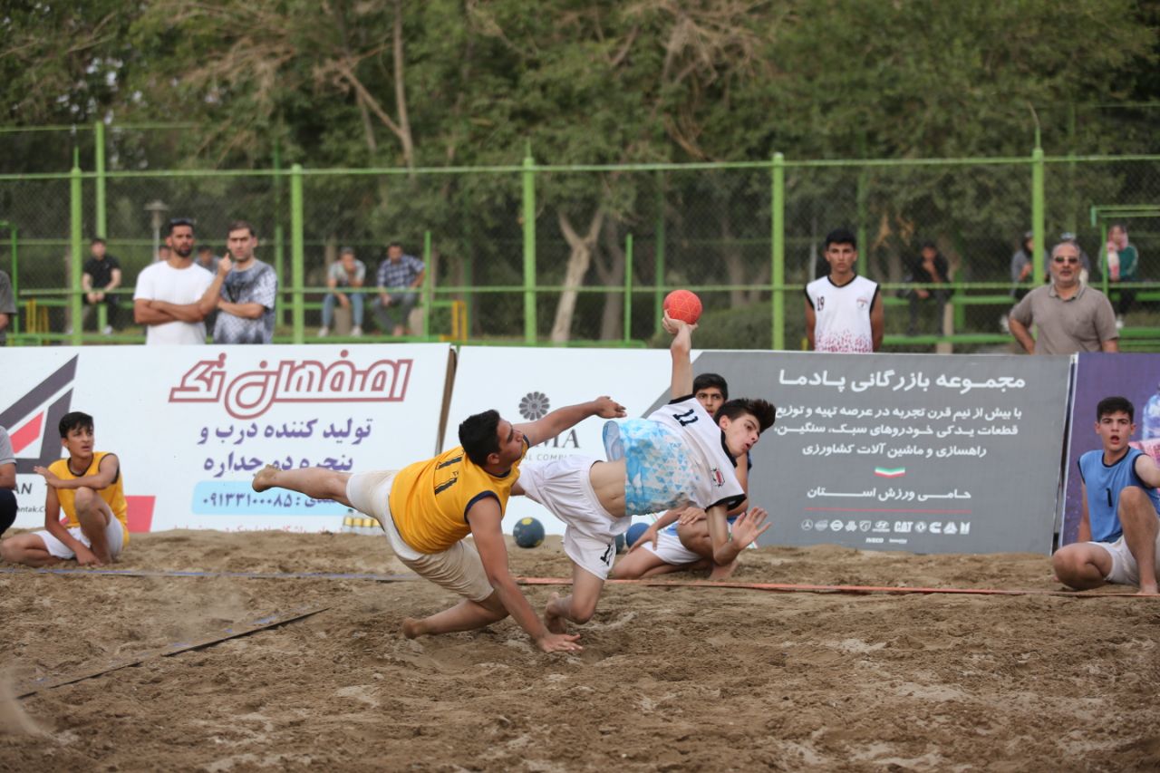 قهرمانی ذوب آهن و نایب قهرمانی پادمایدک در هندبال ساحلی ایران+عکس