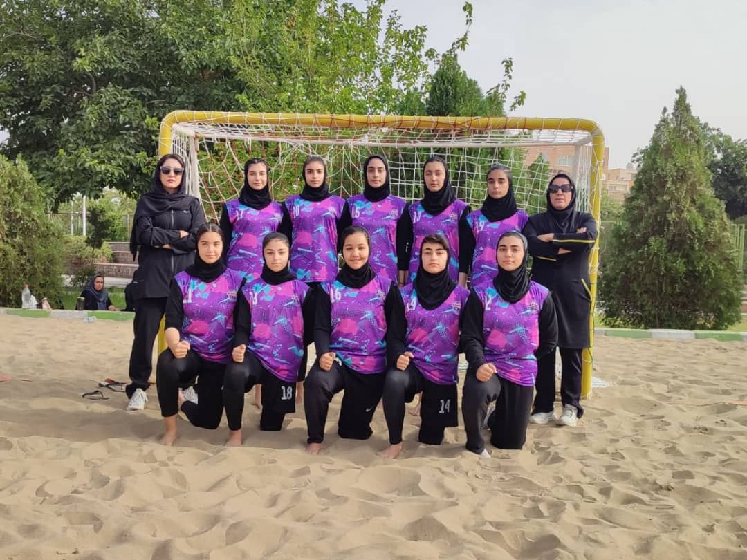 قهرمانی دختران ادب اصفهان در هندبال ساحلی ایران+عکس